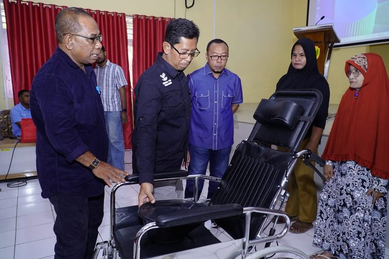 Penyerahan kursi roda bantuan ATENSI kepada penerima manfaat di Kota Tidore Kepulauan