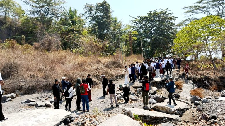 Rombongan Gubernur Malut melewati ruas jalan rusak di Pulau Makian, Rabu (23/9/2026).