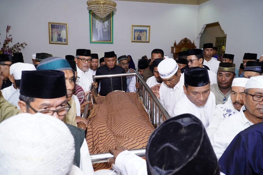Wujud Penghormatan Terakhir, Wali Kota Tidore Lepas Jenazah Almarhum Drs. H. Achmad Mahifa — foto 2