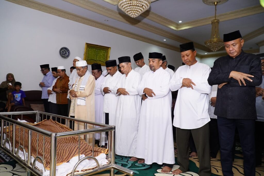 Wujud Penghormatan Terakhir, Wali Kota Tidore Lepas Jenazah Almarhum Drs. H. Achmad Mahifa — foto 3
