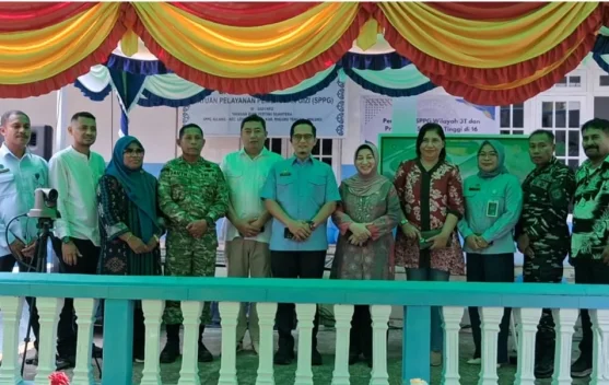 Perwakilan BGN Pusat Rufriyanto Maulana Yusuf didampingi Asisten I Setda Maluku dr. Faradilla Attamimi dan stakeholder menghadiri aktivasi 480 dapur MBG Indonesia Timur via Zoom di Negeri Allang, Leihitu Barat, Maluku Tengah, Jumat (2/10/2026).