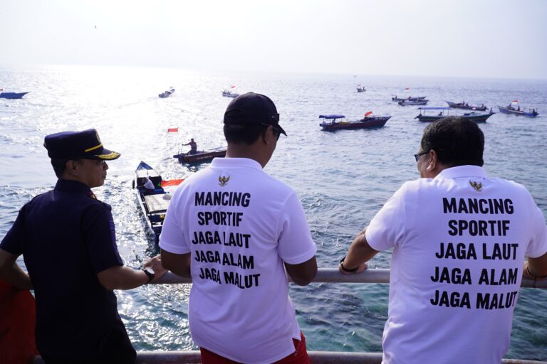 Sekretaris Daerah Kota Tidore Kepulauan Ismail Dukomalamo melepas peserta Lomba Mancing Mania dalam rangka HUT ke-81 TNI di Pantai Wisata Tugulufa, Sabtu (3/10/2026).