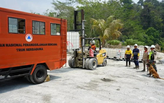 PT Nusa Halmahera Minerals menyerahkan delapan unit tangki air operasional kepada BPBD Halmahera Utara untuk penanganan kebakaran hutan dan lahan di Tobelo pada Selasa (29 September 2026).