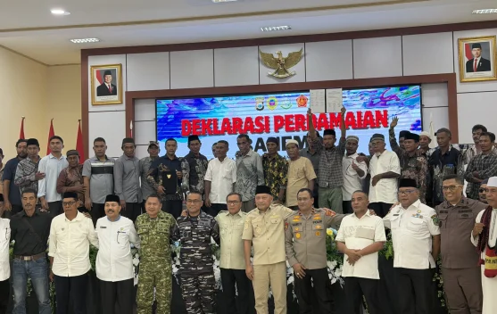 Wakil Forkopimda bersama masyarakat Kecamatan Patani Barat usai mengikuti deklarasi perdamaian Jumat (2/10/2026) di Weda.