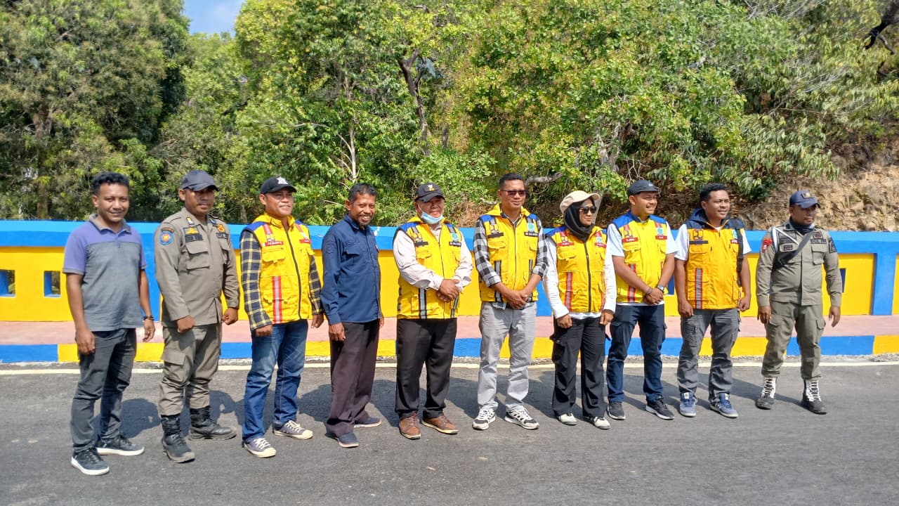 Wakil Bupati Pulau Taliabu La Ode Yasir bersama Kepala Dinas PUPR Ahmad Tahir Tarauntu dan tim Balai Pelaksana Jalan Provinsi Maluku Utara meninjau Jembatan Kasango dan Jembatan Beringin Jaya di Kabupaten Pulau Taliabu, Jumat (2/10/2026).